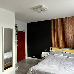 Modern En Bedroom Close To City Centre Guest house