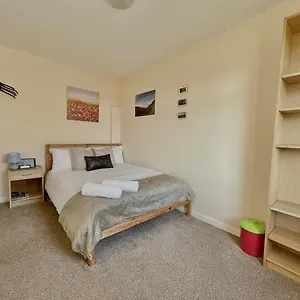 Guestready-close To Leeds City, Spacious, Sleeps 6 Guest house