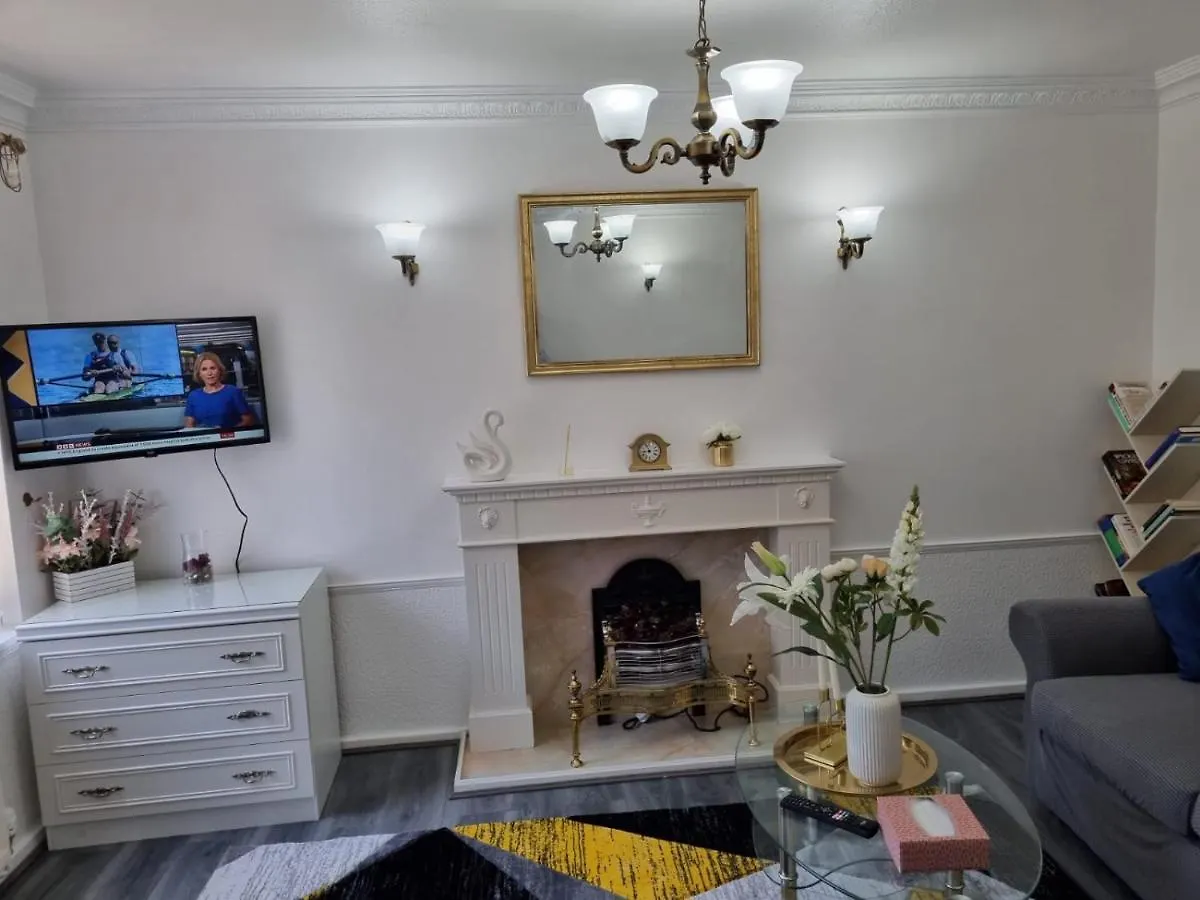 Guest house Glamorous Room With Wifi And Netflix Leeds