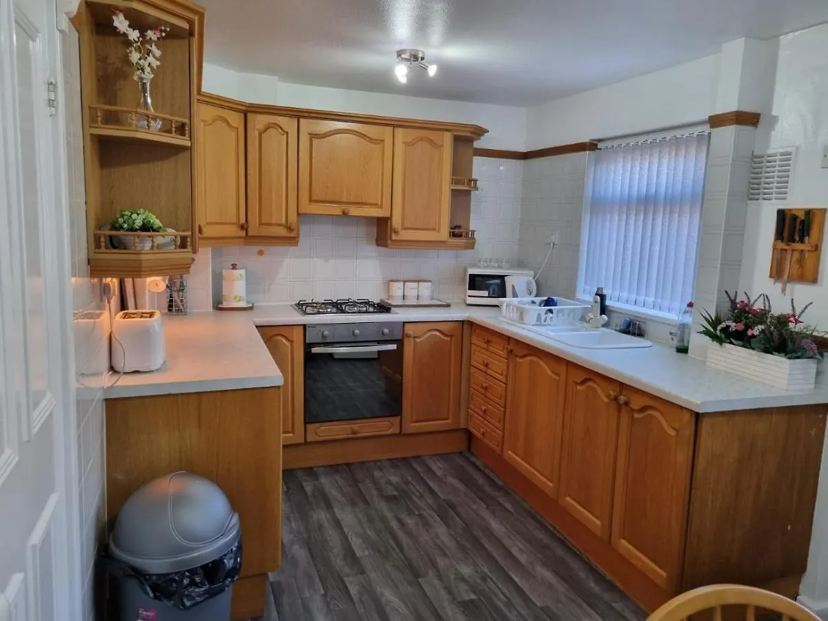 Glamorous Room With Wifi And Netflix Leeds  Guest house