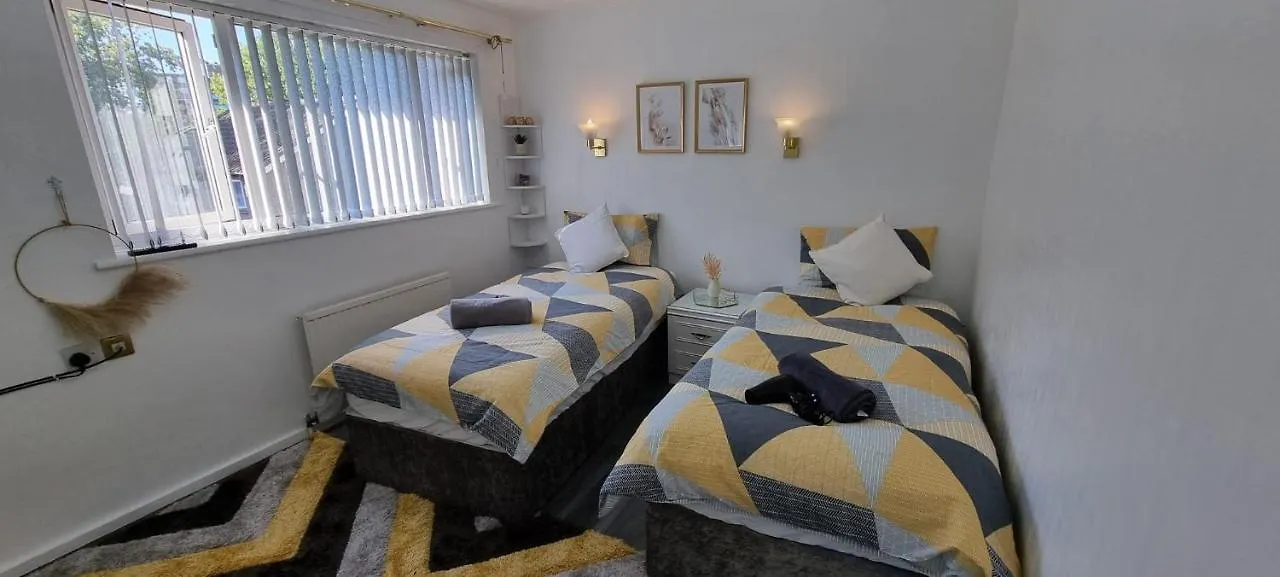 Guest house Glamorous Room With Wifi And Netflix Leeds