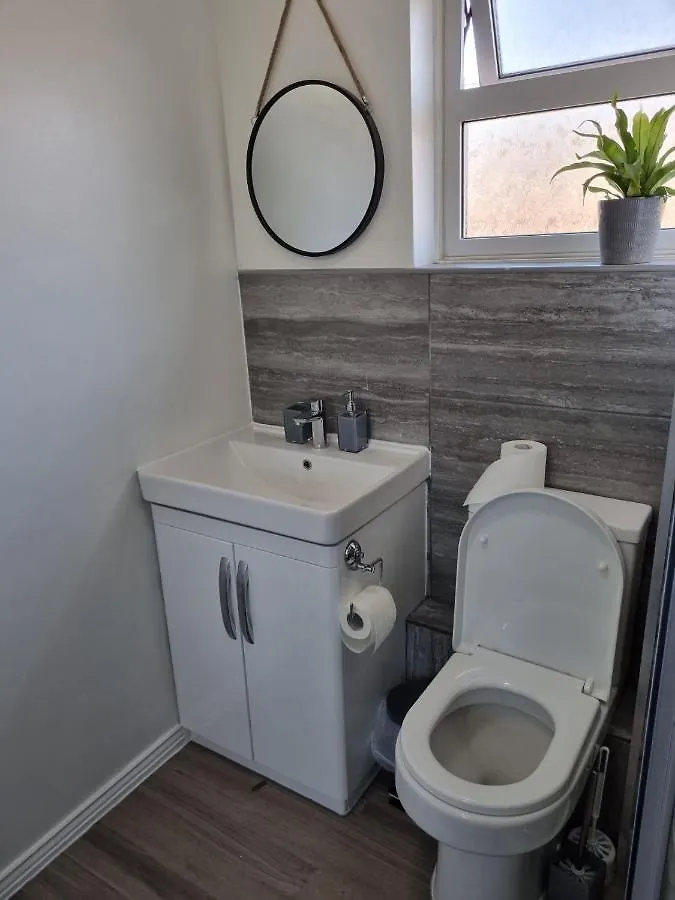 Glamorous Room With Wifi And Netflix Leeds  Guest house