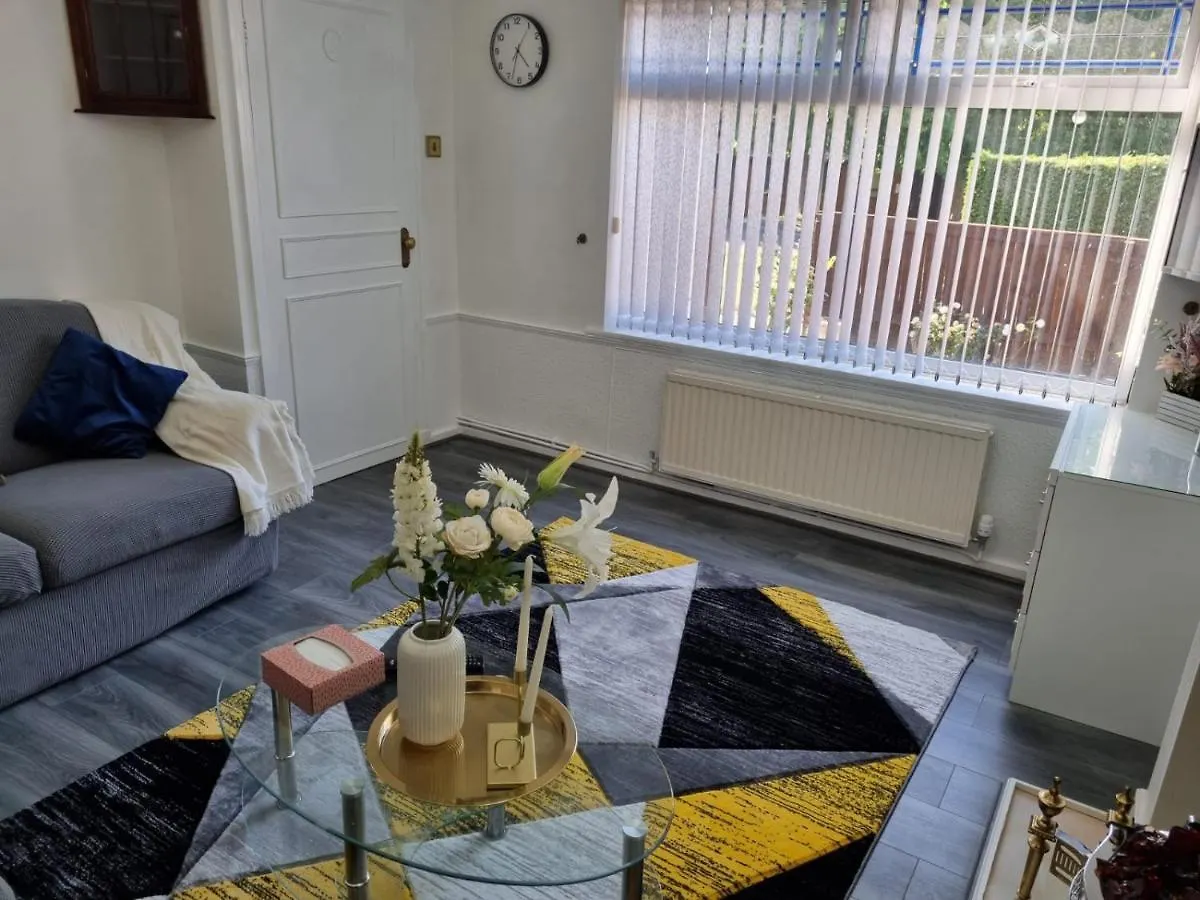 Guest house Glamorous Room With Wifi And Netflix Leeds